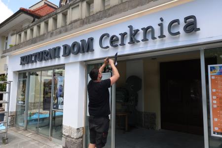 OZNČEVALNE TABLE NA KULTURNEM DOMU 04 FOTO LJUBO VUKELIČ